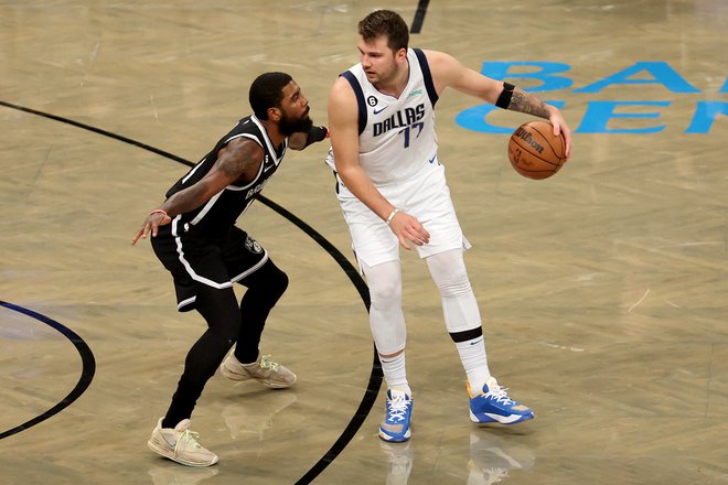 Luka Dončić potrebuje pomoč v Dallasu. Mu jo bo Kyrie Irving (levo) lahko nudil? FOTO: Brad Penner/USA Today Sports
