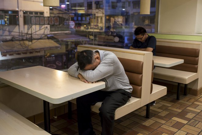 Pričakovati, da bodo Japonci znova skrajšali povprečno trajanje spanja. FOTO: Tyrone Siu/Reuters Pictures
