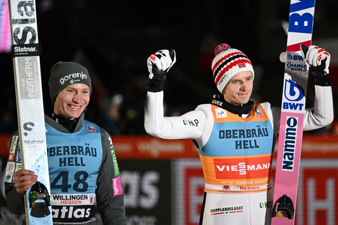 Norveški skakalni as Halvor Egner Granerud (desno) je v svojo korist odločil obe tekmi v Willingenu, kjer je v soboto Anže Lanišek (levo) po mesecu dni spet skočil na zmagovalni oder. FOTO: Ina Fassbender/AFP
