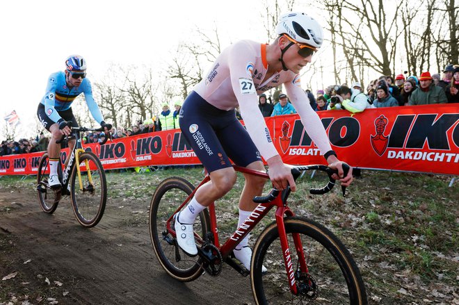 Mathieu van der Poel (spredaj) in Wout van Aert sta bila neločljiva od štarta do cilja. FOTO: Bas Czerwinski/AFP
