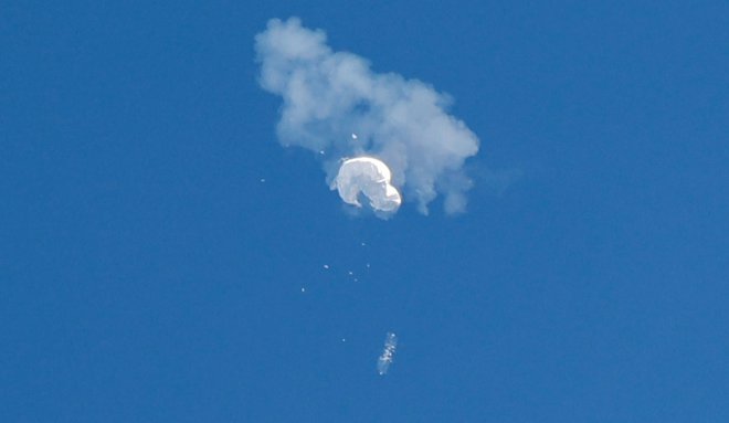 Ameriško vojaško letalo je hitro opravilo z&nbsp;balonom.&nbsp; Foto Randall Hill/Reuters
