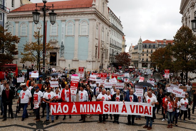 Proti rudniku litija so v Lizboni protestirali že septembra 2019. FOTO: Rafael Marchante/Reuters
