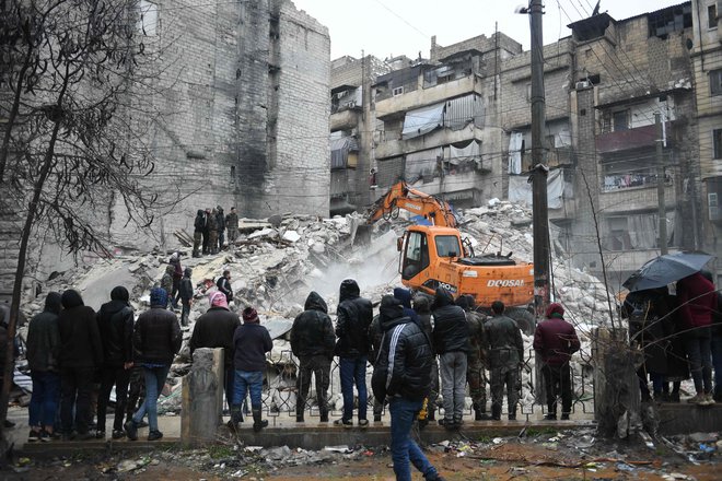 Množične reševalne akcije potekajo tudi v sirskem Alepu, kjer je potres nekatere stanovanjske zradbe porušil do temeljev. Foto: Afp
