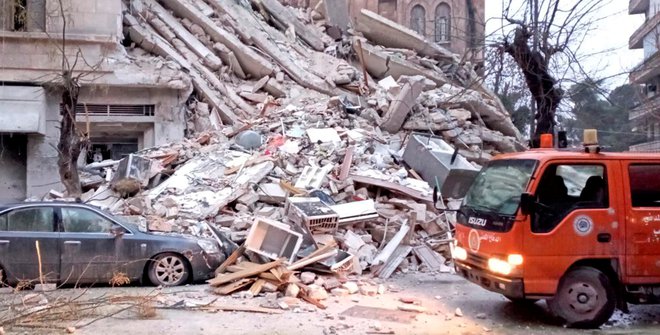 Uničenje na ulicah sirskega Alepa, nekaj ur po rušilnem potresu z magnitudo 7,8. Foto:Reuters
