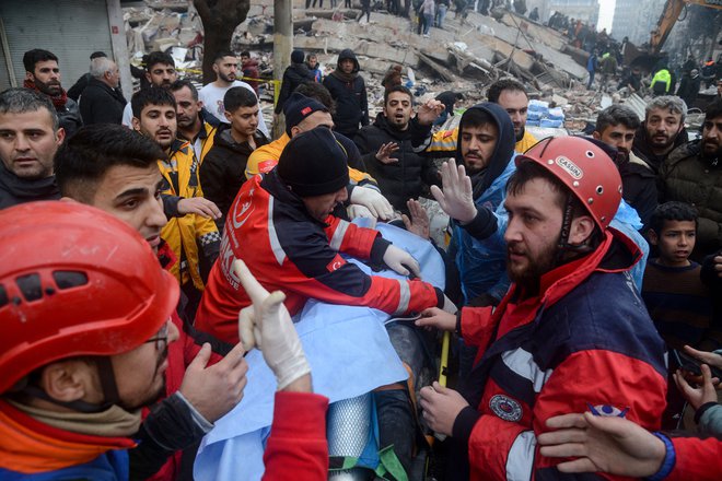 Pri reševanju ljudi iz porušenih zgradb v turškem Diyarbakiru sodelujejo tudi prostovoljci. Foto: Ilyas Akengin/Afp
