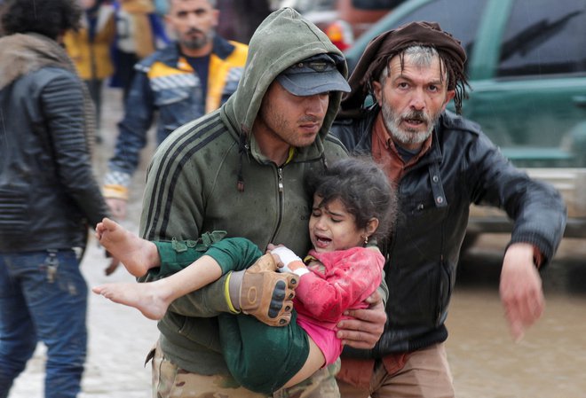 Med žrtvami in ranjenimi v potresu je tudi veliko otrok. Na fotografiji je prizor iz sirskega Džandarisa. Foto: REUTERS/Khalil Ashawi
