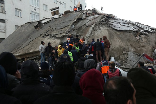 Iskanje preživelih v turškem Diyarbakiru. Foto: REUTERS/Sertac Kayar
