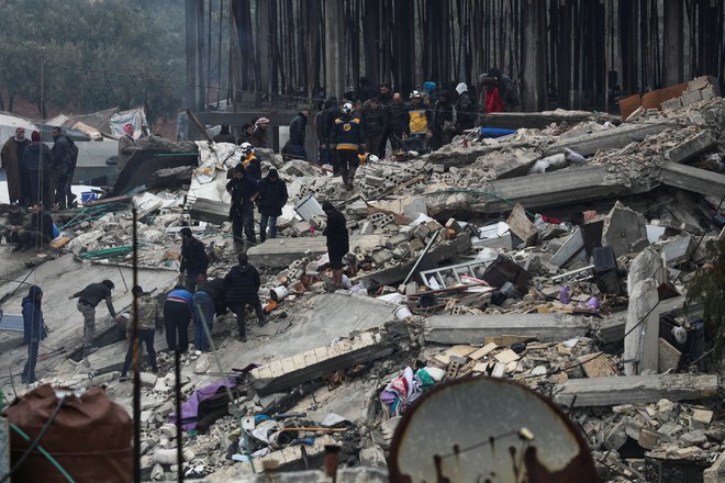 Prizori uničenja v Džandarisu, ki je pod nadzorom sirske opozicije. Iz severozahoda Sirije za zdaj poročajo o 147 smrtnih žrtev. Foto: REUTERS/Khalil Ashawi
