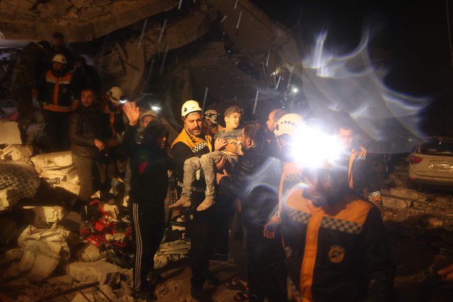 Reševanje v Idlibu. FOTO: Aaref Watad/AFP

