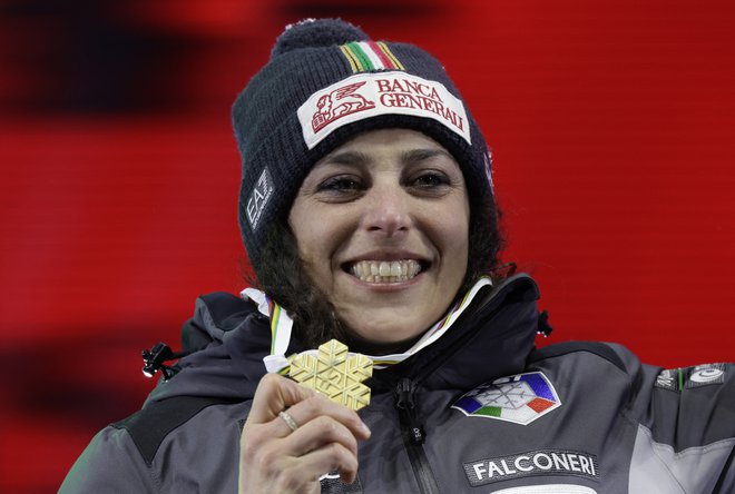 Federica Brignone ni skrivala veselja ob svoji prvi zlati kolajni na svetovnih prvenstvih. Foto Leonhard Föger/Reuters
