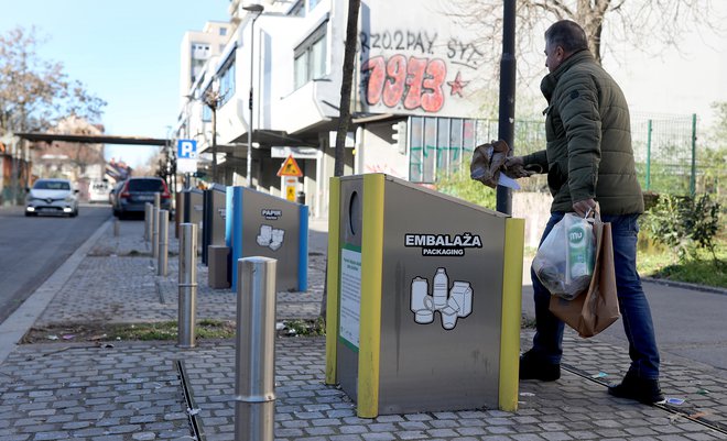 Ljubljanska občina se je za zbiranje odpadkov v podzemnih zbiralnicah odločila, ker za vse zabojnike na javni površini ni bilo dovolj prostora. FOTO: Blaž Samec/Delo
