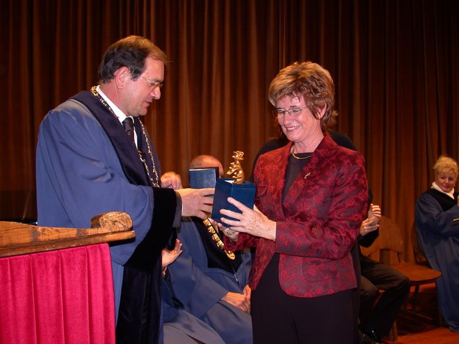 Prva rektorica Lucija Čok je leta 2007 predala vodenje univerze Radu Bohincu. FOTO: Boris Šuligoj/Delo
