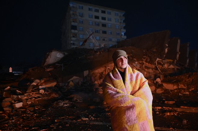 Prizor iz Kahramanmaraşa v Turčiji. Veliko ljudi je kljub mrazu preživelo noč na prostem, tudi zaradi strahu pred novimi potresi. FOTO: Ozan Kose/AFP

