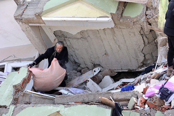 Za natančen opis ekonomske škode, ki jo je povzročilo tresenje tal, je še prezgodaj, zagotovo pa bo velikanska. FOTO: Adem Altan/AFP
