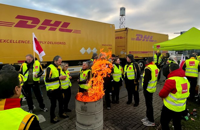 Zaposleni v podjetju Deutsche Post med stavko januarja, s katero so zahtevali 15-odstotno zvišanje plač. FOTO:&nbsp;Erol Dogrudogan/Reuters
