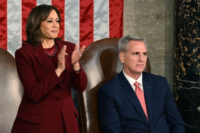 Demokratska podpredsednica Kamala Harris in republikanski predsednik predstavniškega doma Kevin McCarthy nista ploskala skupaj.  Foto Andrew Caballero-reynolds/Afp
