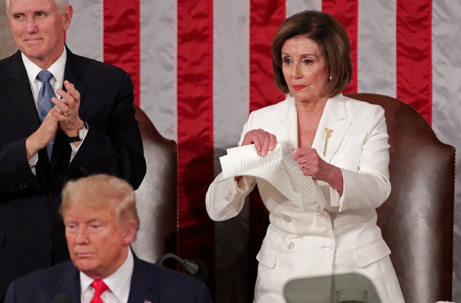 Prejšnja demokratska predsednica predstavniškega doma Nancy Pelosi je leta 2020 razvpito raztrgala kopijo govora tedanjega predsednika Donalda Trumpa. Foto Jonathan Ernst/Reuters
