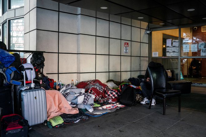 Ilegalni migranti so v New Yorku protestirali, ker so jih iz dragega hotela na Manhattnu preselili v zatočišče  v Brooklynu. Foto Eduardo Munoz/Reuters
