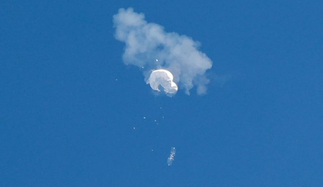 Sestrelitev kitajskega vohunskega balona. Foto Randall Hill/Reuters
