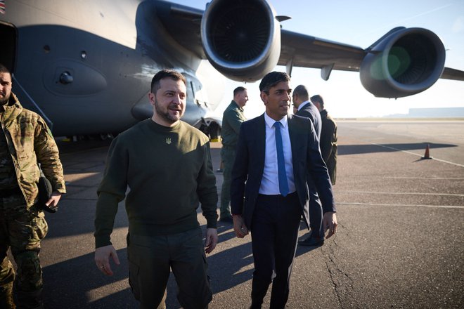 Britanski premier Rishi Sunak je ukrajinskega predsednika Volodimirja Zelenskega pričakal na londonskem letališču Stansted, kamor je gost priletel na krovu britanskega vojaškega letala. Foto: Afp
