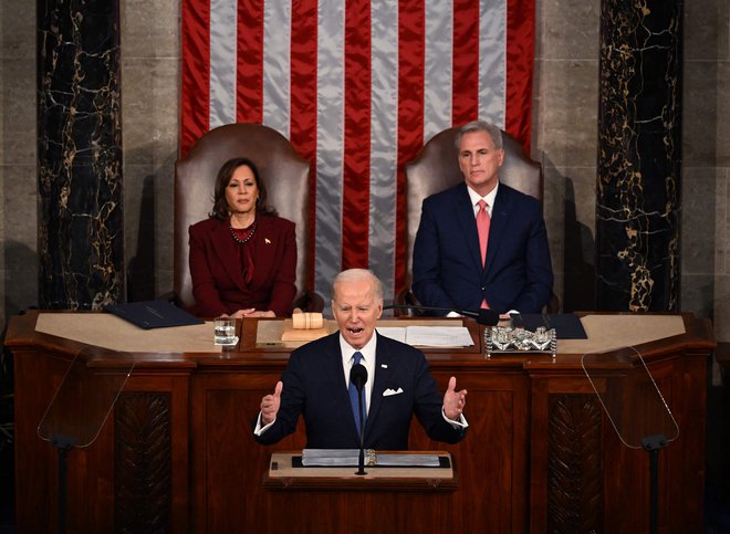 Podpredsednica Kamala Harris in predsednik predstavniškega doma Kevin McCarthy poslušata Bidnov govor o stanju v državi.

Foto Andrew Caballero-reynolds/Afp
