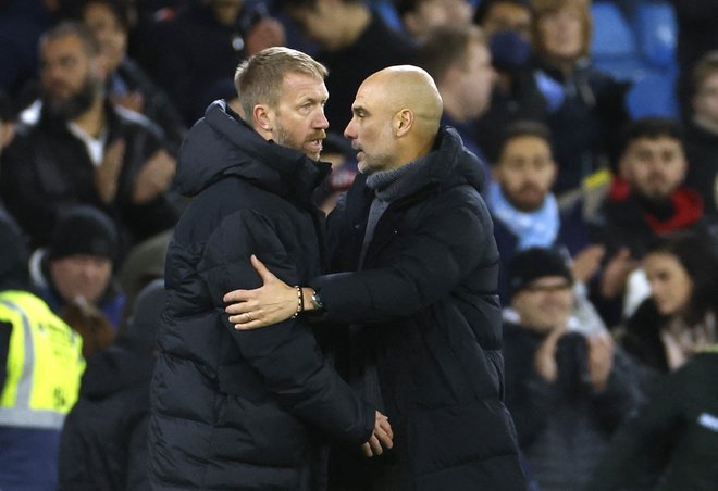 Pep Guardiola (desno) bi utegnil še pred koncem končati svoje poglavje pri Manchester Cityju in se poleti preseliti na Chelseajevo klop, kjer trenutno sedi ne prav uspešen Graham Potter. FOTO: Jason Cairnduff/Reuters
