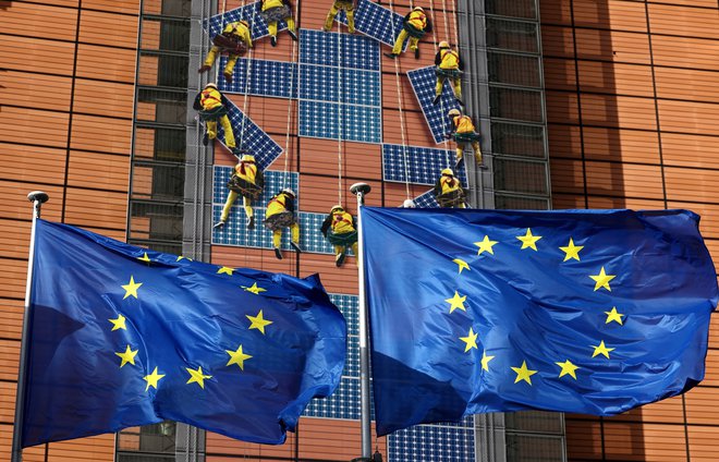 V razpravah med državami EU je glavna tema, kako bi zagotovili večje financiranje zelenih tehnologij in nevtralizirali učinek ukrepov ZDA.FOTO: Yves Herman Reuters
