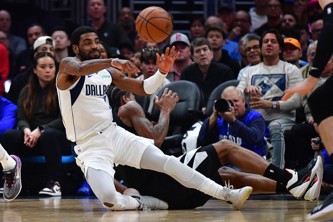 Kyrie Irving je zamenjal dres Brooklyna za Dallasovega in že na prvi tekmi za svoje novo moštvo pokazal, da bi z Luko Dončićem lahko bila sanjski dvojec v ligi NBA. FOTO: Gary A. Vasque/Usa Today Sports
