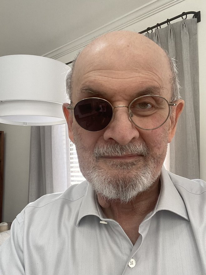 Salman Rushdie je po napadu Hadija Matarja lani avgusta izgubil oko, poškodovano ima roko. FOTO: twitter
