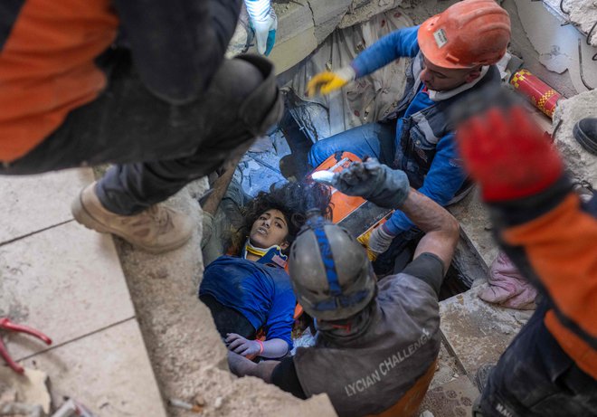Šestnajstletna Melda je bila tri dni ujeta pod ruševinami, danes pa so jo reševalci potegnili iz ostankov stanovanjske zgradbe v Hatayu. Foto: Bulent Kilic/AFP
