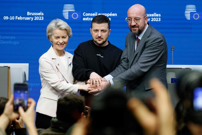 Predsednica evropske komisije Ursula von der Leyen in predsednik evropskega sveta Charles Michel včeraj v Bruslju z ukrajinskim predsednikom Volodimirjem Zelenskim. FOTO:&nbsp; Ludovic Marin/AFP
