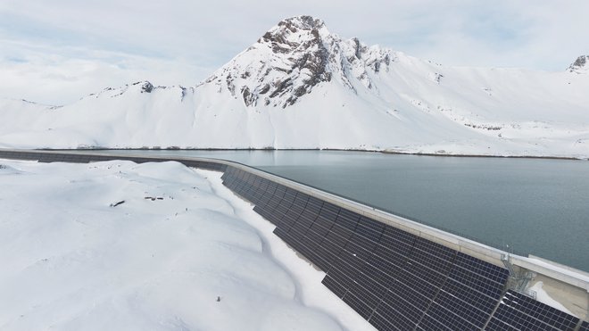 Solarni paneli na jezu švicarskega jezera Muttsee FOTO: Arnd Wiegmann/Reuters
