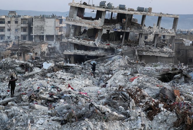 ZDA so dale dovoljenje za pomoč in ustavile sankcije proti Siriji. FOTO: Khalil Ashawi/Reuters
