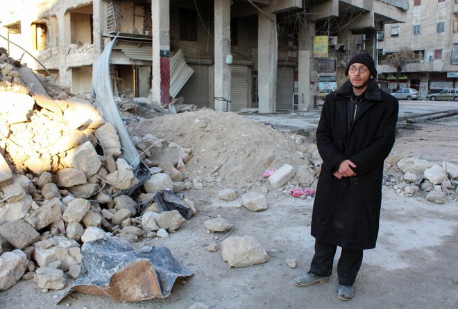 25-letni Sirec je v potresu izgubil pet članov svoje družine. FOTO: Firas Makdesi /Reuters
