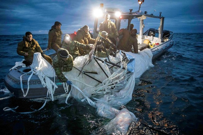 Poveljstvo ameriške mornarice je objavilo več fotografij, kako velike kose sestreljenega balona vlečejo v čoln. FOTO: U.S. Navy/via REUTERS
