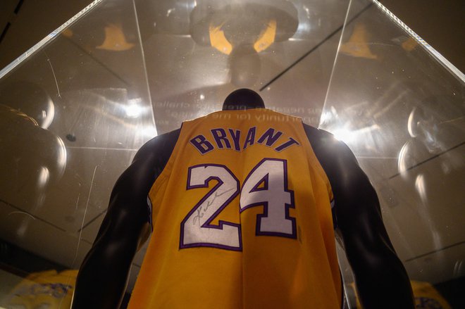 Dres pokojnega košarkarskega zvezdnika Kobeja Bryant je dosegel tretjo najvišjo vrednost med dresi športnikov. FOTO: Ed Jones/AFP
