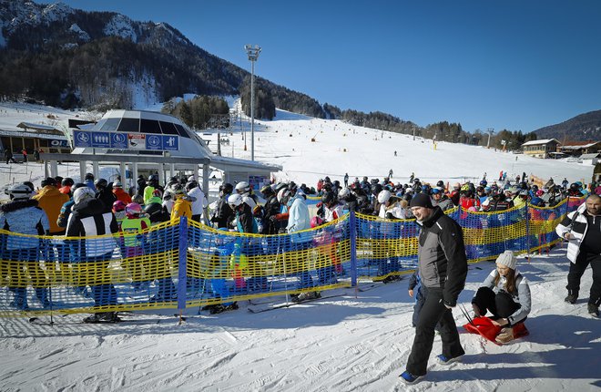 Pretirane gneče v Kranjski Gori ta teden ni bilo, le včeraj smo opazili nekaj več smučarjev. FOTO: Jože Suhadolnik
