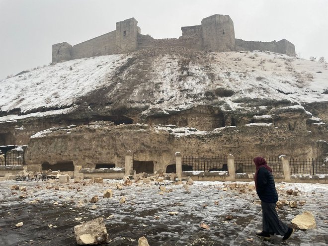 V trdnjavi Gaziantep naj bi se ob delu obzidja porušili tudi številni stolpi, poleg zgodovinskega je poškodovan tudi arheološki muzej. FOTO:&nbsp; Anadoku Agency
