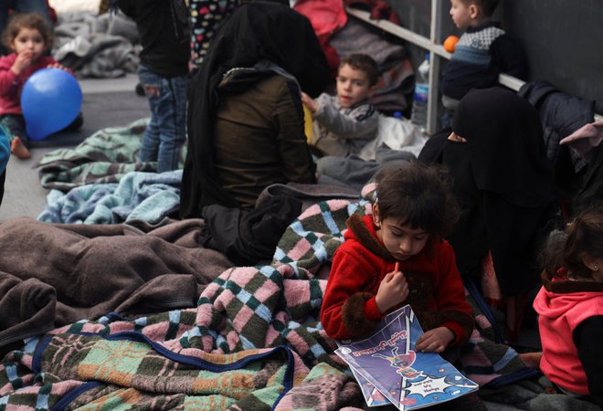 Razseljeni prebivalci Idliba, med njimi mnogi otroci, so pet dni po potresih še vedno čakali na prihod mednarodne pomoči. Foto: REUTERS/Omar Al-Bam
