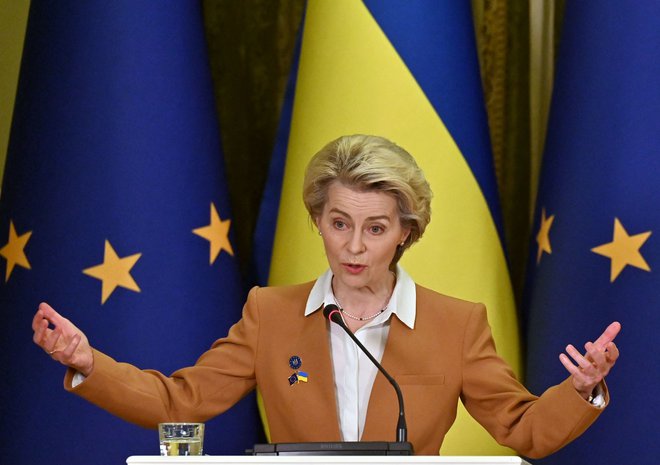 Ko je bila protežiranka Angele Merkel, so ji ministrski položaji padali v naročje, zdaj je Ursula von der Leyen odvisna od sebe. FOTO: Sergei Supinsky/AFP
