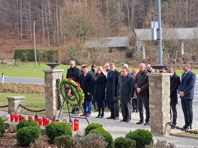 Predstavniki občin Vojnik, Zreče, Vitanje, Slovenske Konjice in Celje ter poslanec Aleksander Reberšek so položili venec k spomeniku frankolovskim žrtvam. FOTO: Špela Kuralt/Delo
