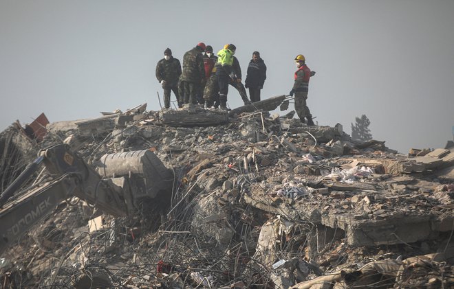 Pomočnik generalnega sekretarja ZN za humanitarno pomoč Martin Griffiths, ki je v soboto prispel na prizadeto območje na jugu Turčije, je sicer povedal, da se bo število mrtvih zagotovo vsaj še podvojilo. FOTO: Stoyan Nenov/Reuters
