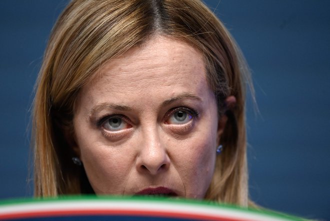 Kot poroča Corriere della sera, je premierka Giorgia Meloni z neodobravanjem sprejela predvsem tri situacije na večerih letošnjega Sanrema. FOTO: John Thys/AFP
