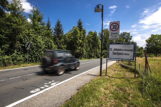 Dvojezična tabla v okolici Celovca. FOTO: Voranc Vogel/Delo
