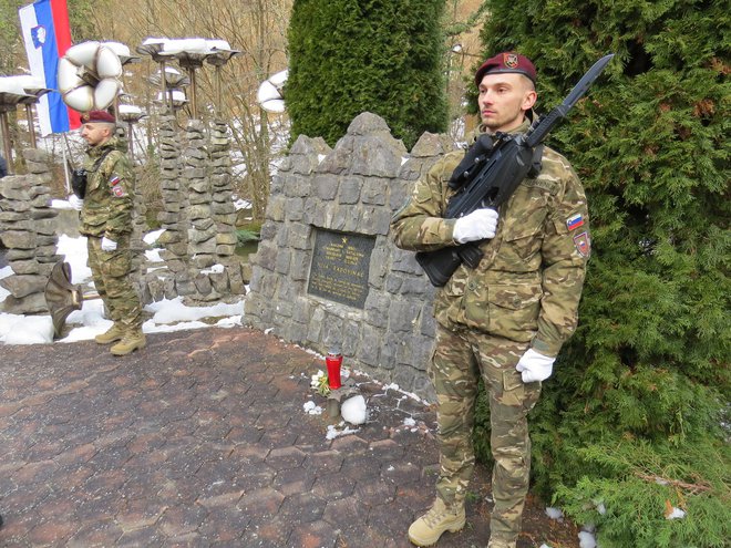 Častna straža pripadnikov Slovenske vojske pred spomenikom padlega partizana Ivana Badovinca. FOTO: Bojan Rajšek/Delo
