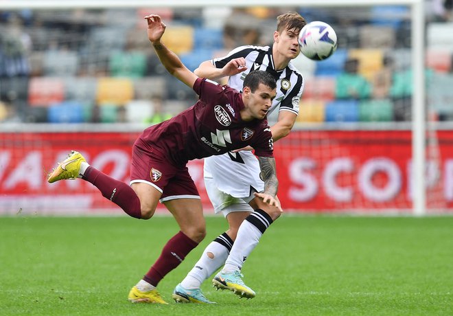 Jaka Bijol (v ozadju) je vse tri gole v tej sezoni za Udinese dosegel po predložkih s prostih strelov oziroma kotov. FOTO: Jennifer Lorenzini/Reuters
