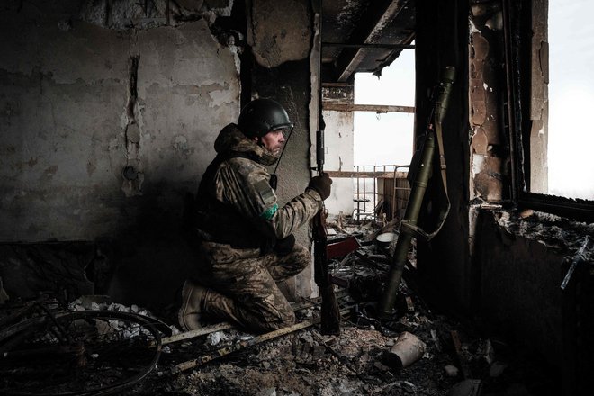 V Bahmutu trenutno bijejo najbolj krvavo bitko ukrajinske vojne. Po poročanju AFP je ruska paravojaška Wagnerjeva skupina zavzela vas Krasna Gora. FOTO: Yasuyoshi Chiba/AFP
