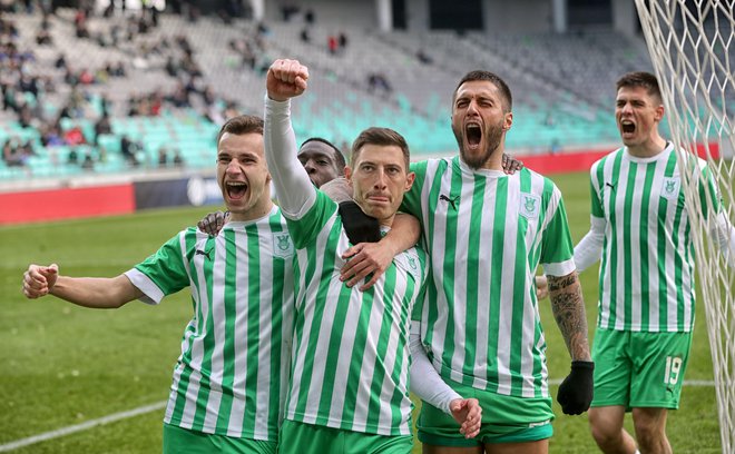 Mario Kvesić je takole razveselil soigralce po golu z bele točke za vodstvo Olimpije z 2:0. FOTO: Blaž Samec
