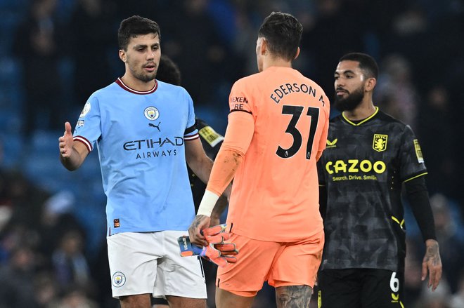 Rodri, strelec vodilnega zadetka za ManCity, pozdravlja svojega vratarja Edersona.&nbsp;FOTO: Paul Ellis/AFP
