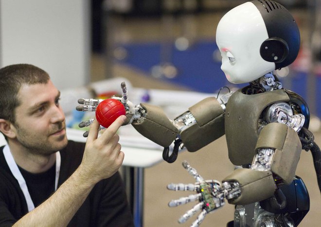 Roboti morajo obvladati številne spretnosti, ki se nam zdijo samoumevne. Foto Robert Pratta/Reuters
